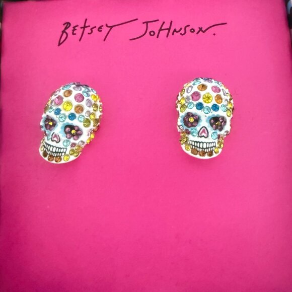 NIB BETSEY JOHNSON WHITE SUGAR SKULL EARRINGS STUD DIA DE LOS MUERTOS HALLOWEEN - Picture 4 of 7